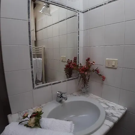 Cortona's Rooftop Nest Apartman