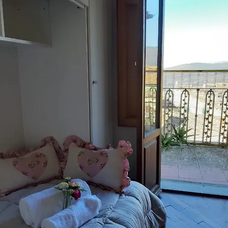 Cortona's Rooftop Nest Apartman