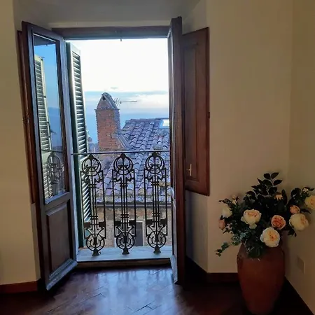 Cortona's Rooftop Nest Apartman *