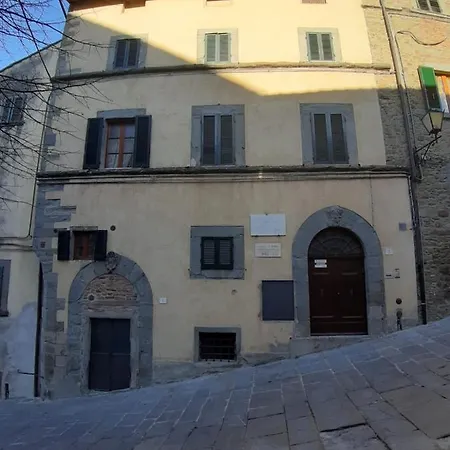 Cortona's Rooftop Nest Apartman