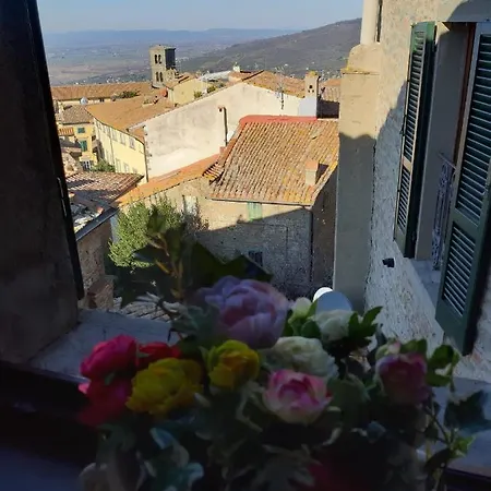 Cortona's Rooftop Nest Apartman *