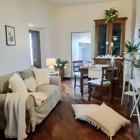 Apartman Cortona's Rooftop Nest *