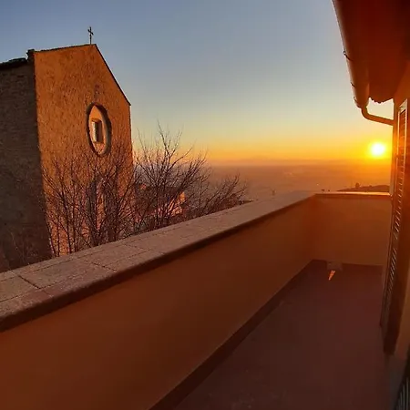 Cortona's Rooftop Nest Apartman *