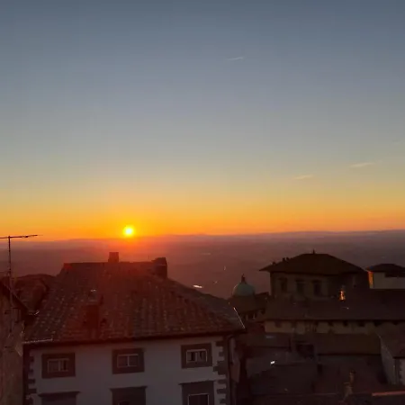 Cortona's Rooftop Nest Apartman