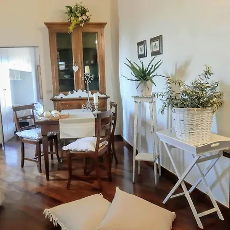 Cortona's Rooftop Nest Apartman