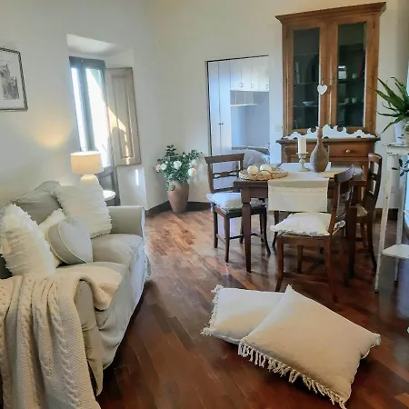 Cortona's Rooftop Nest Apartman *