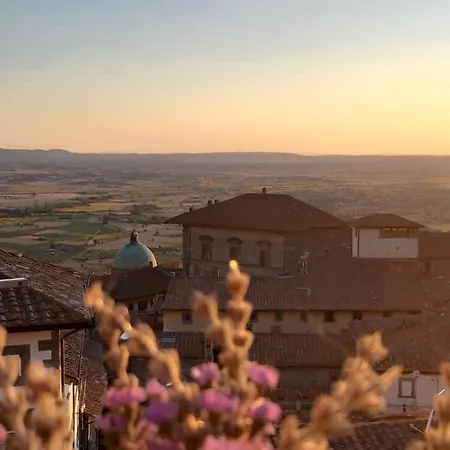 Cortona's Rooftop Nest Apartman
