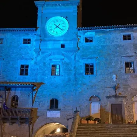 Cortona's Rooftop Nest Apartman