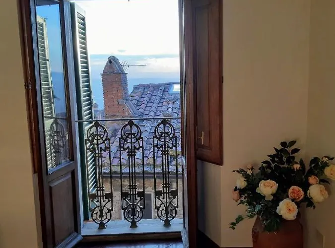 Cortona's Rooftop Nest Apartament *