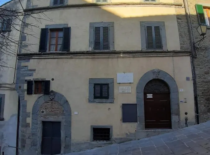 Cortona's Rooftop Nest Apartament