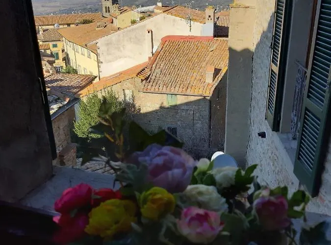 Cortona's Rooftop Nest Apartament *