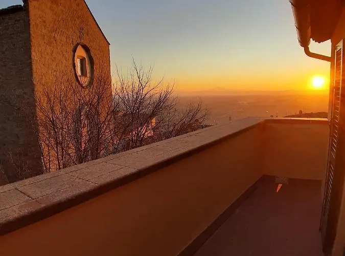 Cortona's Rooftop Nest Apartament *