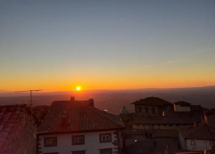 Cortona's Rooftop Nest Apartament