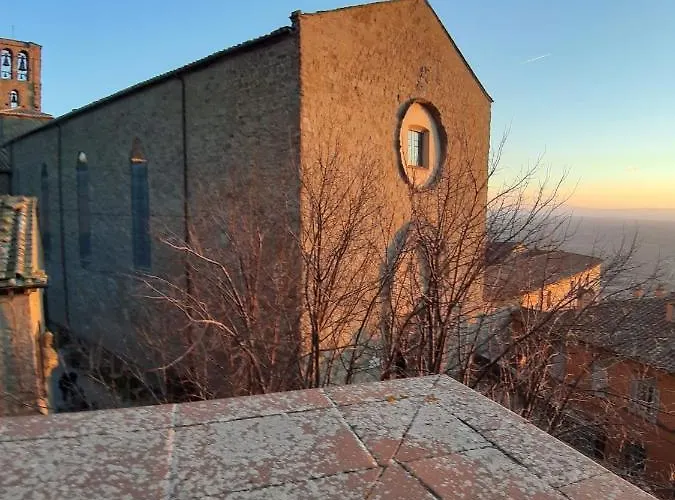 Cortona's Rooftop Nest Apartament