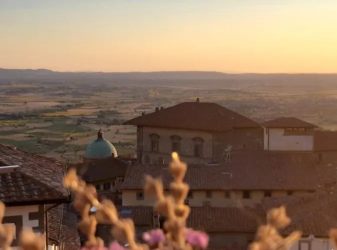 Cortona's Rooftop Nest Apartament