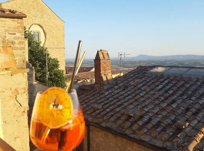 Cortona's Rooftop Nest Apartament Cortona