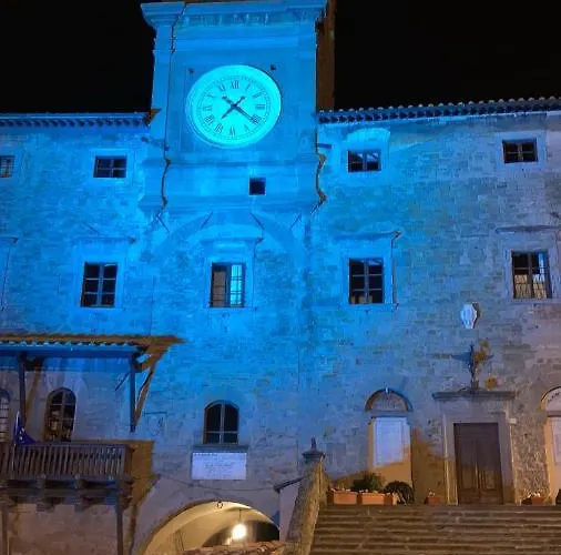 Cortona's Rooftop Nest Apartament